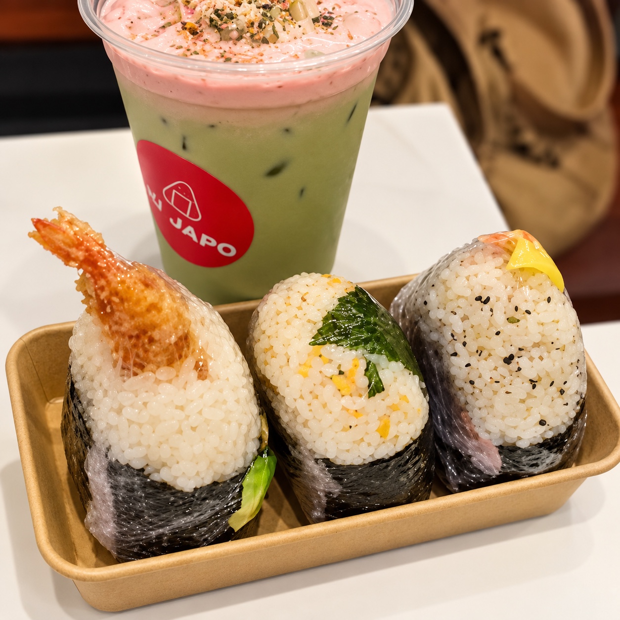 Tres onigiris con nori y un matcha de Aki Japo