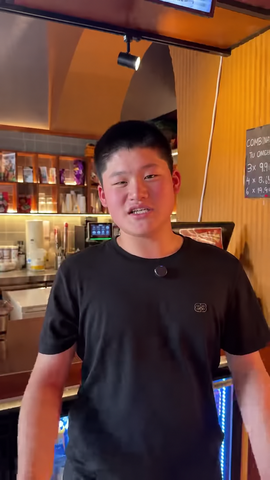 Uno de los hermanos del equipo Aki Japo en su local