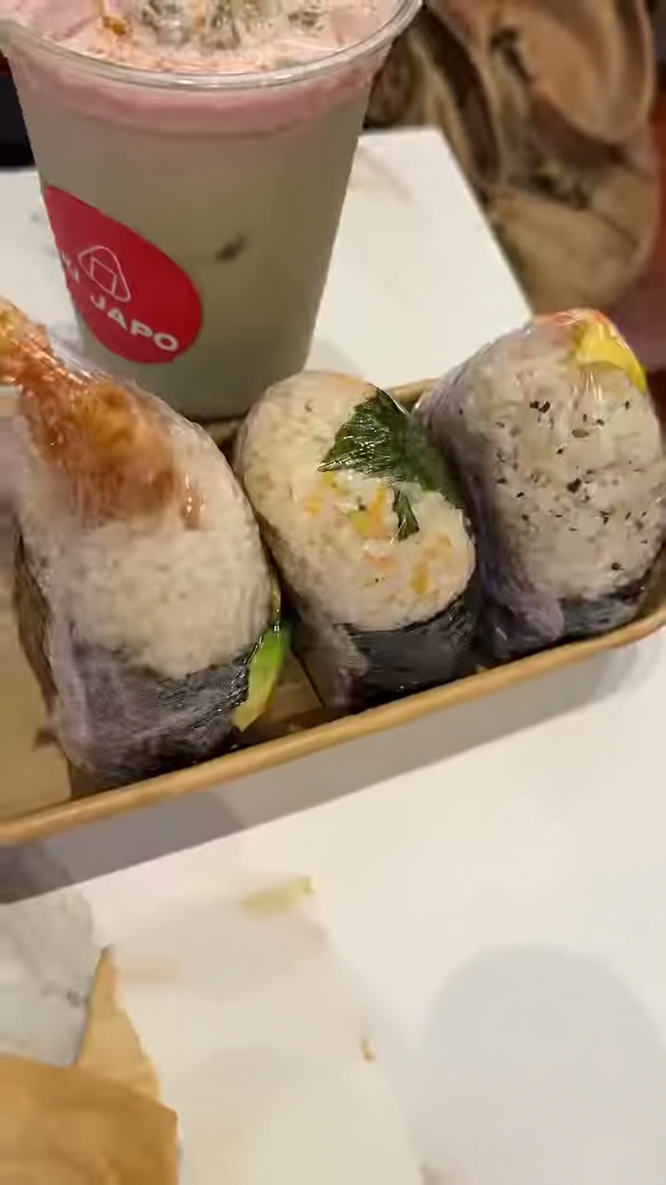 Onigiris y matcha preparados en Aki Japo